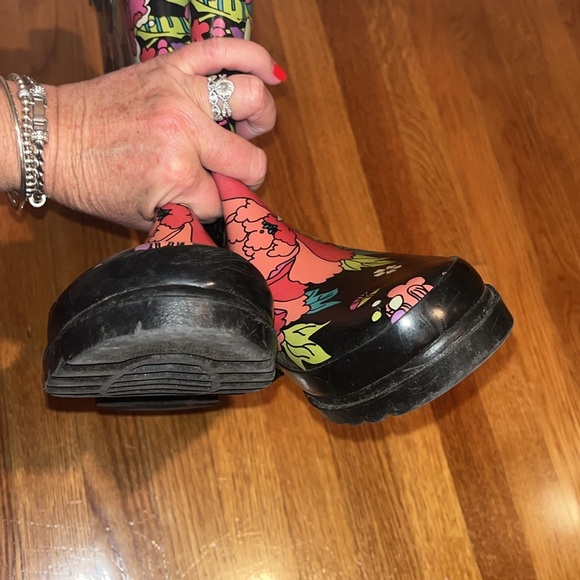 Sakroots ladies floral black rain boots size 7 - Picture 7 of 7